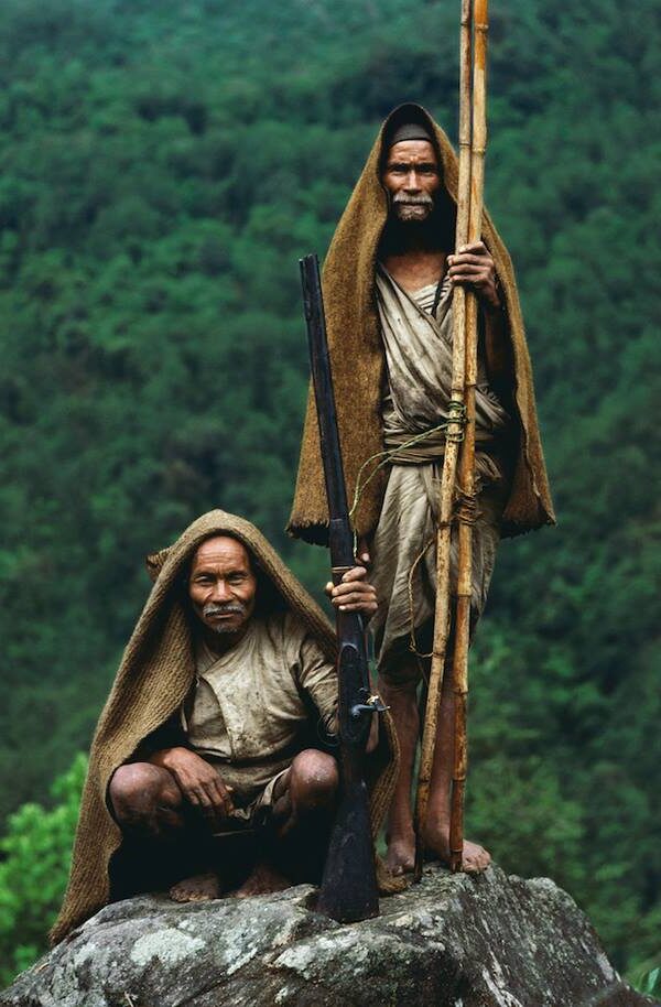 honey hunter fusil chasseur de miel Népal