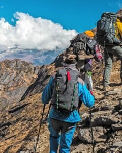 trekkers montaqgne annapurnas nepal
