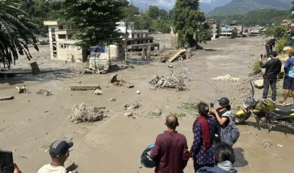 rivière Trishuli transformée en torrent de boue