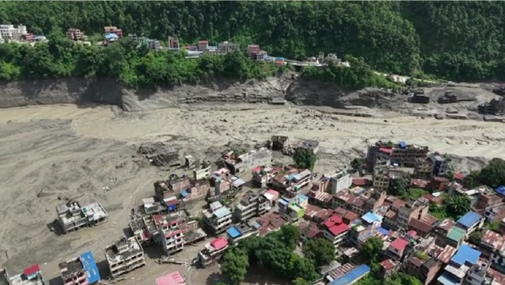 vue aérienne des inondations dans la vallée de la Trishuli