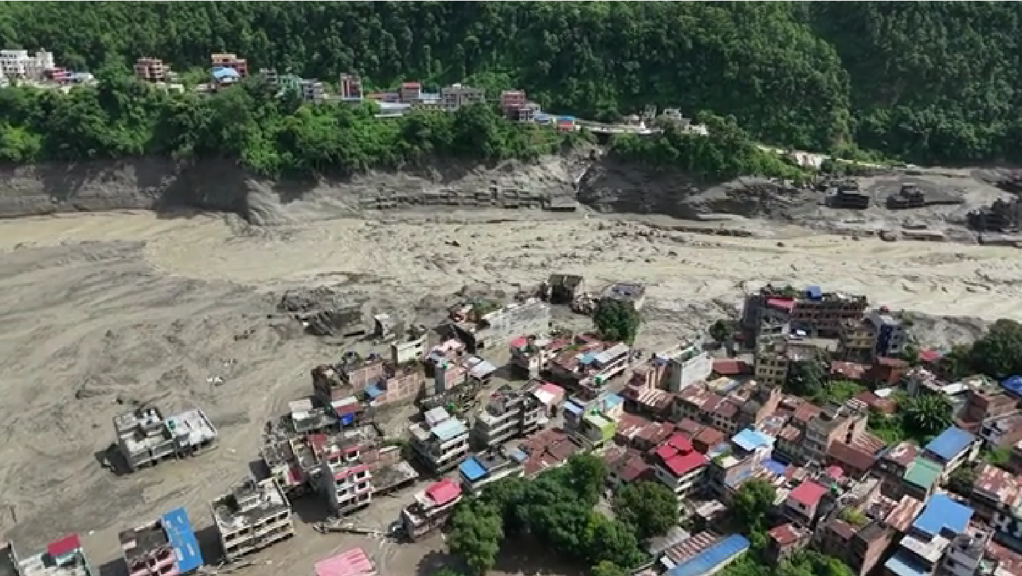 vue aérienne de la crue dévastatrice dans la vallée de la Trishuli