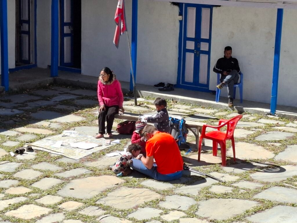 école gyarou un instant avec des enfants